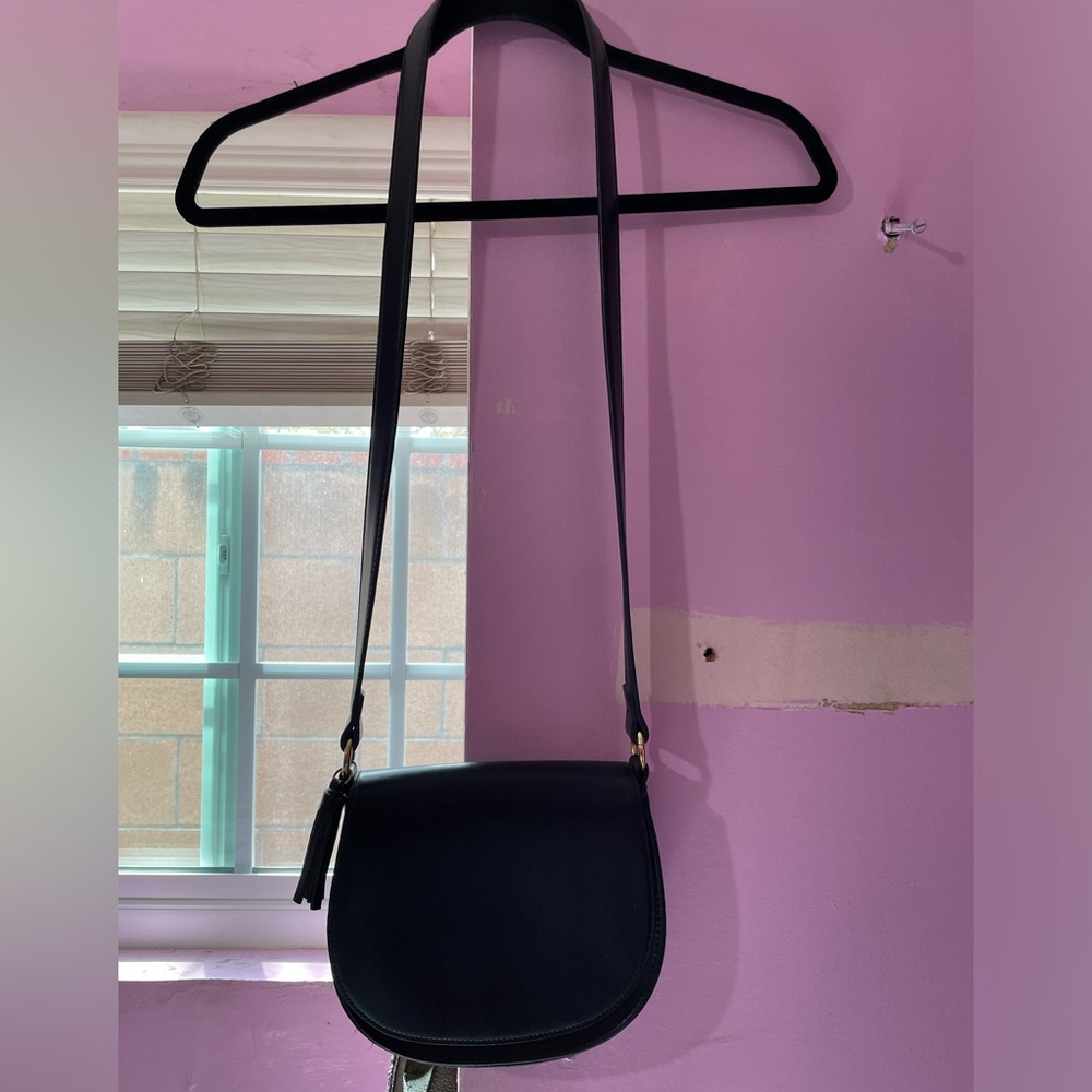 Black old navy crossbody